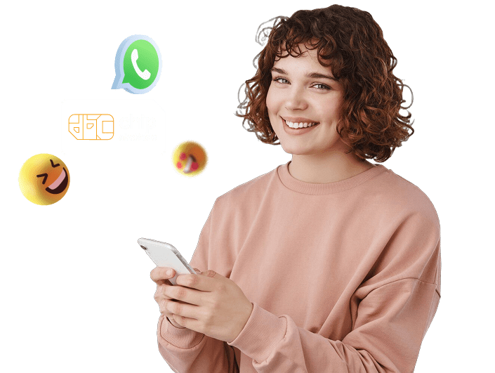 Mulher mexendo no celular com olhar feliz